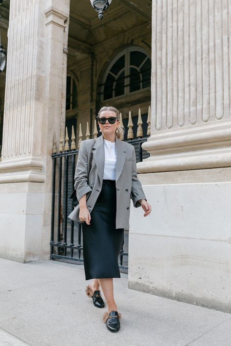 21 Black Midi Skirt Outfits: How to Wear Black Midi Skirts? Corporate Skirts, Corporate Girl Aesthetic, Midi Pencil Skirt Outfit, Black Midi Skirt Outfit, Office Skirt Outfit, Midi Skirt Outfit Winter, Office Capsule Wardrobe, Denim Midi Skirt Outfit, Black Satin Midi Skirt