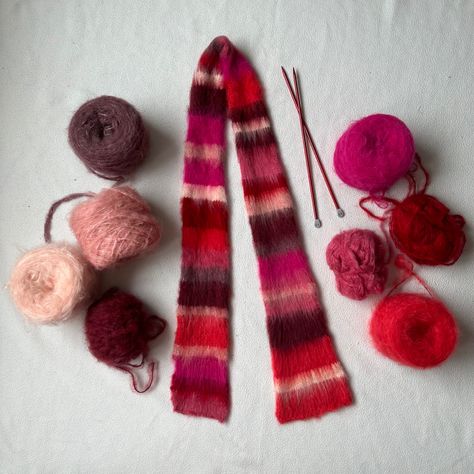 #knitting #yarn #pink #knittingdesign #knittingprojects instagram @tulugyildiz Pink Knitted Scarf, Things To Knit For Beginners, Scrap Yarn Knitting Projects, Knitting Loom Projects, Knitted Aesthetic, Gift Knits, Fluffy Scarf, Yarn Color Combinations, Fuzzy Scarf