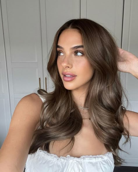 Hair Colour Ideas For Pale Skin Brown Eyes, Hairstyle Brunette, Allow Me To Reintroduce Myself, Hair Colour For Green Eyes, Reintroduce Myself, Mocha Hair, Rambut Brunette, Makeup At Home, Hair Pale Skin