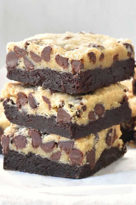 Three squares of brookies. Brookies Aesthetic, Brookie Cake, Food Truck Desserts, Brookies Recipe, Brownie Desserts Recipes, Cookie Brownie, French Cookies, Fudgy Brownie, Layered Desserts