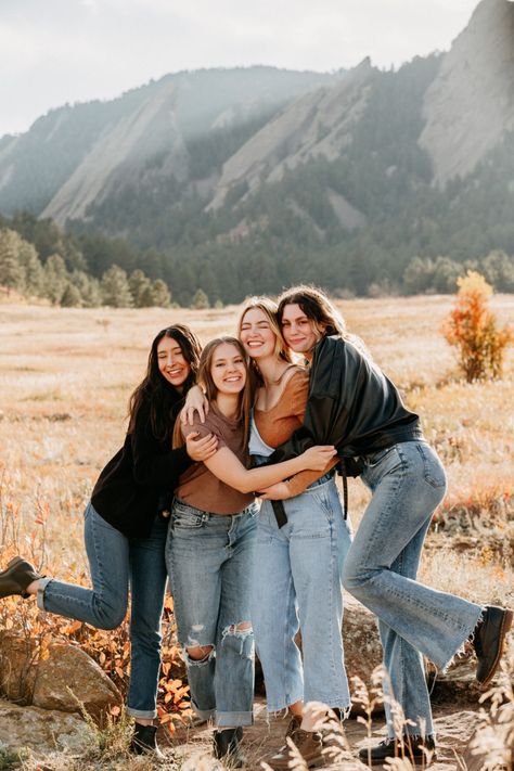 Mom Friends Photoshoot, Sorority Fall Photoshoot, Four Sisters Photoshoot Poses, Friend Photoshoot 4 People, 4 Girls Photoposes Ideas, 4 Girls Posing Ideas, Picture Poses For 4 Friends, Roommate Picture Ideas, Four Friends Photoshoot