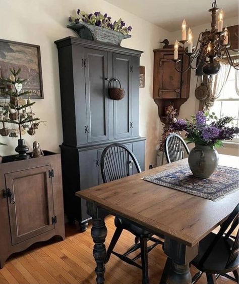 Primitive Cottage Decor, Prim Kitchen, Colonial Dining Room, Colonial Interiors, Primitive Dining Room, Colonial Home Decor, Primitive Dining Rooms, Primitive Living Room, Primitive House