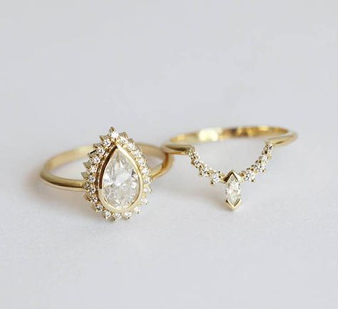 Pear Diamond Ring, Pear Diamond Rings, Antique Engagement Ring, Diamond Ring Set, Moissanite Diamond Rings, Ring Fashion, Diamond Ring Settings, Gold Ring Sets, Gold Halo