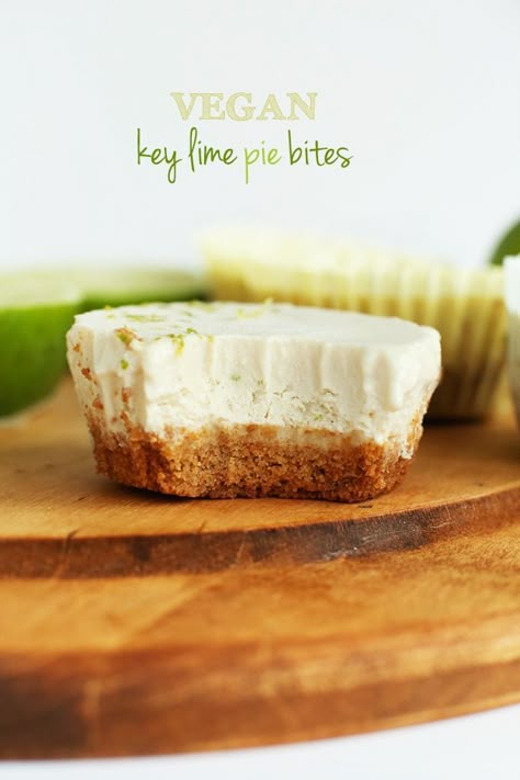 Vegan Key Lime Pie! 7 ingredients, 2 steps and SO delicious #minimalistbaker Dana Shultz, Key Lime Pie Bites, Vegan Key Lime Pie, Mugcake Recipe, Key Lime Pies, Vegan Key Lime, Vegan Pies Recipes, Keylime Pie Recipe, Plant Based Desserts