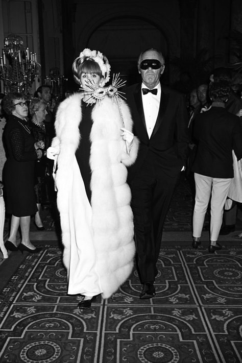 White Mask Ball, 1950s Masquerade Ball, Vintage Mask Masquerade Ball, Black And White Masquerade, Black And White Ball, Vintage Party Mask, Black And White Party Outfit, Masquerade Party Outfit, Masquerade Ball Outfits