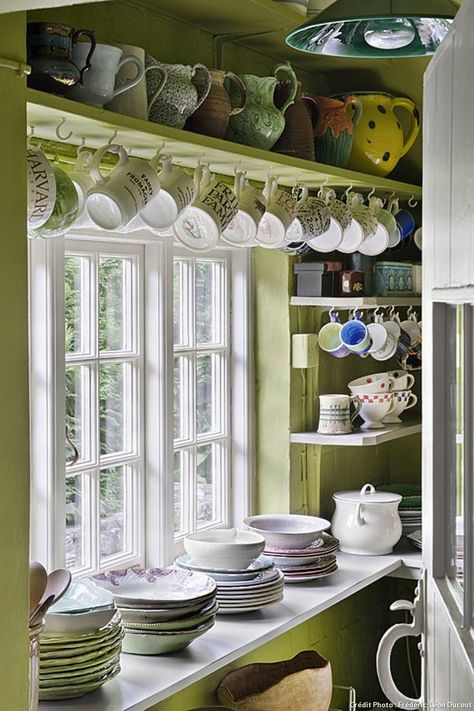 En Angleterre, un cottage vraiment "cosy" - Maison Créative Chartreuse Decor, Vardo Wagon, Shabby Chic Decorating, Chic Kitchen Decor, Shelves Display, Shabby Chic Kitchen Decor, Office House, Cottage Shabby Chic, Hippie Homes