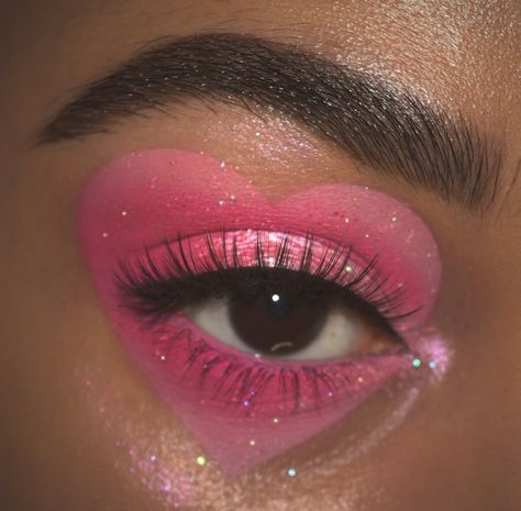 Pink Makeup Looks Hearts, Dripping Eye Makeup, Pink Halloween Eye Makeup, Pink Halloween Makeup Ideas, Heart Eye Shadow, Pink Drag Makeup Looks, Sparkly Makeup Ideas, Easy Heart Makeup, Heart Halloween Makeup