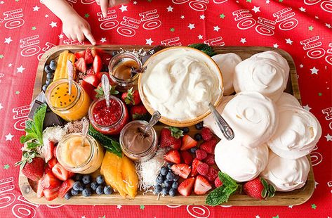 Pavlova grazing boards are this year’s Christmas trend Pavlova Board, Australian Pavlova, Pavlova Toppings, Mini Pavlova, Diy Dessert, Dinner Party Desserts, Antipasto Platter, Pavlova Recipe, Dessert Platter