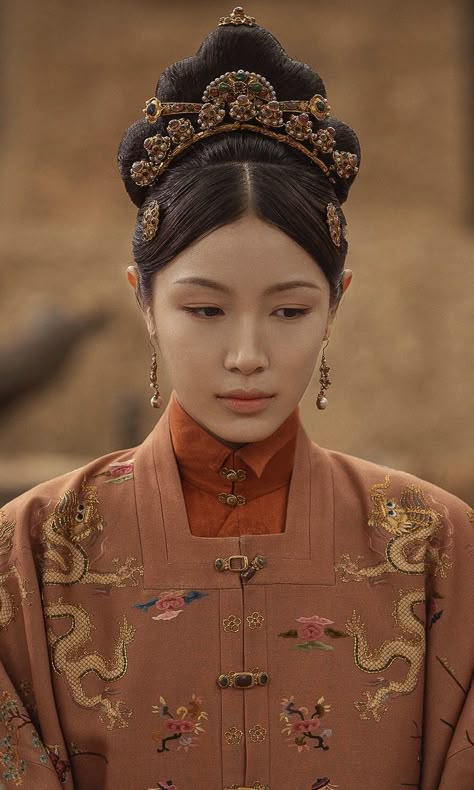 Ming Dynasty Hairstyle, Royal Feast Chinese Drama, Chinese Royalty, Chinese Historical Fashion, Chinese Headdress, Asian Royalty, Royal Feast, Chinese Empress, Maharashtrian Jewellery