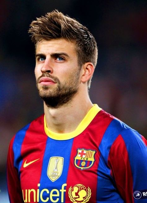 Handsome Footballers - Gerard Piqué - Wattpad Pique Barcelona, Soccer Players Haircuts, Marc Bartra, Gerard Pique, Dani Alves, Barcelona Futbol Club, Fc Chelsea, Sports Celebrities, James Rodriguez