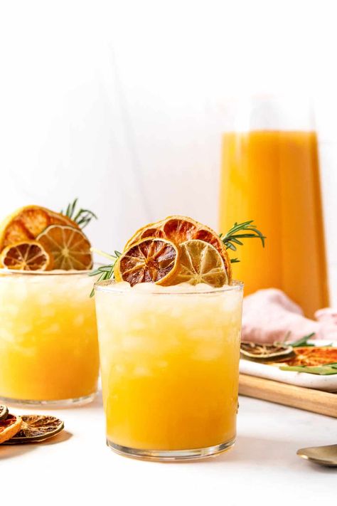 Prosecco Punch Bourbon Prosecco Punch, Prosecco Punch Recipes, Sangria Prosecco, Prosecco Punch, Prosecco Drinks, Kombucha Cocktail, Frozen Drinks Alcohol, Prosecco Bar, Champagne Punch