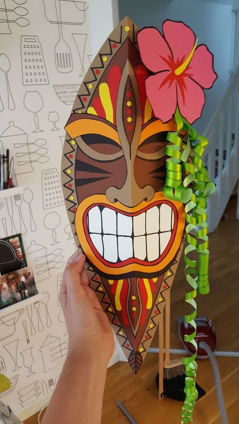 Tiki Parade Float, Tiki Faces Template Free Printable, Tiki Mask Craft, Cardboard Tiki, Diy Tiki Decorations, Mascaras Tiki, Tiki Craft, Tiki Crafts, Tiki Halloween