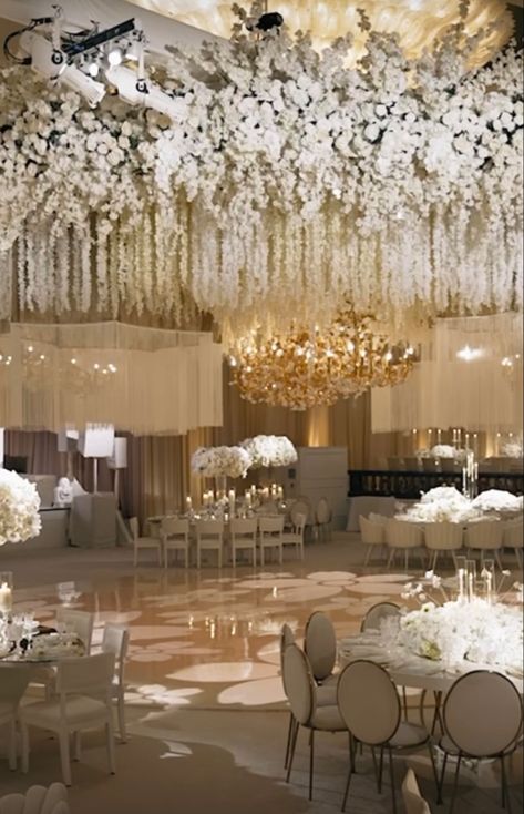 Royalty Wedding Theme, Dream Wedding Locations, Gold Reception, Elegant Wedding Themes, White Weddings Reception, Wedding Ambiance, Dream Wedding Reception, Wedding Hall Decorations, Wedding Salon