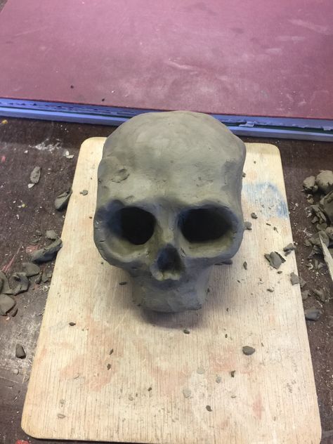 Sculpture Art For Beginners, Skull Clay Sculpture Easy, Hollow Clay Sculpture, Dark Clay Art, Clay Art Projects Sculptures & Statues, Clay Statue Ideas, Patung Clay, Grunge Clay Art, Skull Clay Sculpture