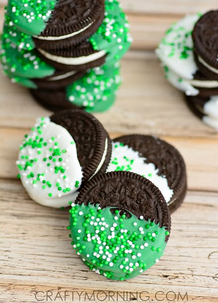 Green Treats, St Patricks Food, St Patrick Day Snacks, Strawberry Ideas, Oreo Treats, Fete Saint Patrick, St Patrick Day Treats, Chocolate Dipped Oreos, St Patricks Day Crafts For Kids