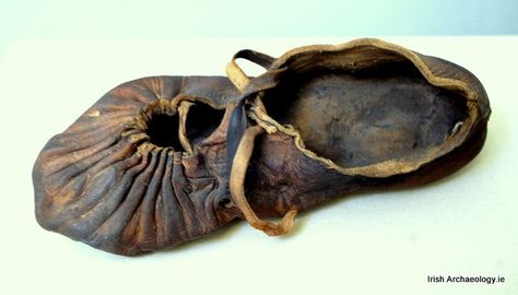 Irish Archaeology on Twitter: "Early medieval shoe from Coolatoor bog, Westmeath. Made from a single piece of leather & fastened using a leather tong/lace. Single piece co… https://t.co/oQPeFLlP0E" Medieval Shoes, Viking Shoes, Ancient Ireland, Historical Shoes, Viking Clothing, Early Medieval, Early Middle Ages, Medieval Period, Medieval Clothing