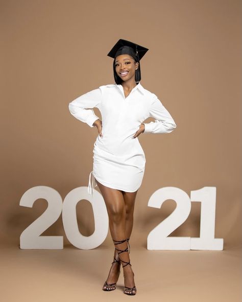 Graduation Outfit College, High School Graduation Pictures, Grad 2023, Senior Portrait Outfits, Portrait Outfits, Nursing Graduation Pictures, College Graduation Photoshoot, Graduation Shoot, Graduation Picture Ideas