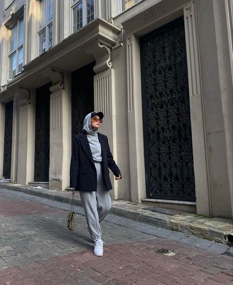 Sweatpants and blazer jacket combinations are very popular these days. Photo: suhedaaat Sweatpants And Blazer, Modest Fashion, Blazer Jacket, Outfit Inspirations, Normcore, Sweatpants, Blazer, Tracksuit Bottoms