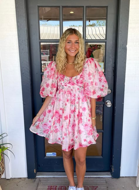 The Leah Mini Dress is a floral printed smocked bust mini dress that effortlessly combines style and comfort. Its smocked bust provides a flattering and snug fit, while the gorgeous floral print adds a touch of femininity. Perfect for any occasion, this dress is a must-have in any wardrobe. Lilli is wearing a size Small. Height is 5’3, Bust is 32”, Waist 26”, and Hips 33 Picnic Dress Ideas, Hoco Dresses Modest, Sorority Rush Week Outfits, Rush Week Outfits, Bday Fits, Floral Dresses Casual, Tea Party Attire, Carolina Cup, Valentines Day Dress