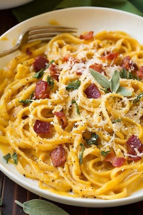 Butternut Squash Carbonara Butternut Squash Spaghetti Recipes, Butternut Squash Spaghetti, Pasta A La Carbonara, Pasta With Bacon, Butternut Squash Pasta, Squash Pasta, Pasta Carbonara, Spiralizer Recipes, Spaghetti Squash Recipes