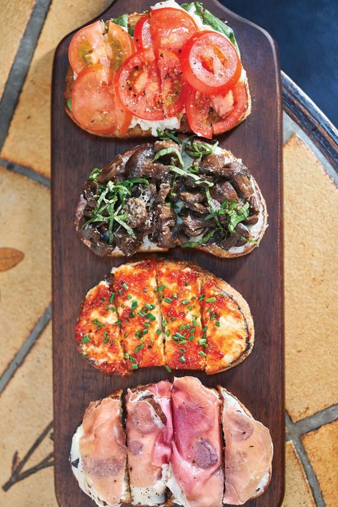 Bruchetta Board Recipe, Bruschetta Board Ideas, Bruschetta Boards, Bruschetta Ideas, Bruschetta Board, Cake Sandwiches, Grad Party Food, Party Boards, Bruschetta Appetizer