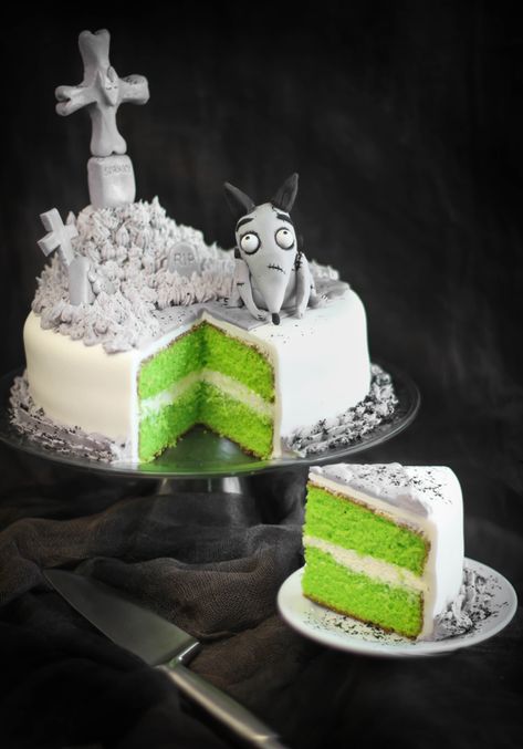 16 Tim Burton-inspired treats for a nightmarish Halloween party – SheKnows Scary Halloween Cakes, Halloween Torte, Torte Creative, Spooky Cake, Cake Wrecks, Halloween Memes, Torte Cupcake, Green Cake, Disney Cakes