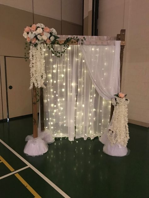 Backdrop with fairytail lights and flower details Fairy Party Photo Backdrop, Flower Wall With Lights, Aesthetic Birthday Backdrop, Flower Backround, Fairy Light Backdrops, Baby First Birthday Themes, Fairy Lights Garden, Pink Sweet 16, Sweet 16 Photos