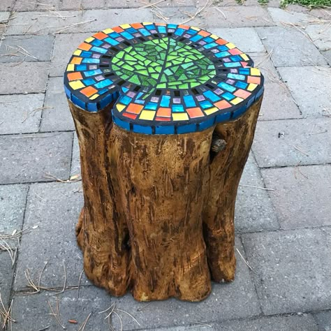 Tree stump with glass mosaic top in a leaf pattern Mosaic Tree Stump Diy, Mosaic On Tree Stump, Mosaic On Wood Stump, Mosaic Tree Stumps, Tree Stump Mosaic, Mosaic Tree Stump, Mosaic Boxes Ideas, Mosaic Stump, Mosaic Tree Art