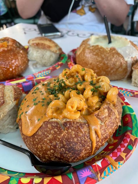 Disneyland parks food lobster mac and cheese spicy dinner Best Disneyland Snacks, Disneyland Aesthetic Food, Disney World Food Pictures, Disneyland Food 2023, Disney Parks Food, Disneyland Food Bucket List, Disneyland Food 2024, Disneyland Food Recipes, Disneyland Gradnite