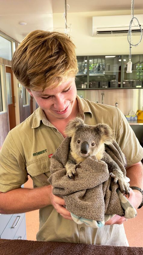 #robertirwin #irwin #steveirwin #kangaroo #australia #animals #pets #queensland #brisbane #koala Jobs With Animals, Irwin Family, Robert Irwin, Wildlife Wallpaper, Crocodile Hunter, Wildlife Biologist, My Future Job, Zoo Keeper, Steve Irwin