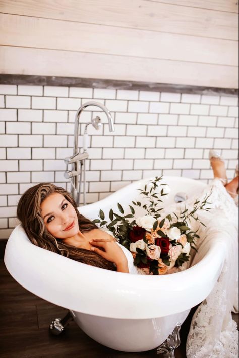 Bride In Bathtub Photography, Clawfoot Tub Photoshoot, Tub Photography, Tub Photoshoot, Claw Tub, Bathtub Photoshoot, Bathtub Photography, Foto Editorial, Bouidor Photography