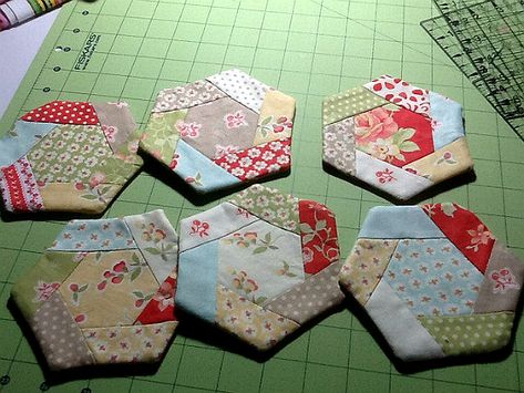 Hexie Coasters, Hexagon Quilt Tutorial, Coaster Tutorial, Small Quilt Projects, Quilting Digest, Fabric Styles, Quilted Coasters, Mug Rug Patterns, English Paper Piecing Quilts