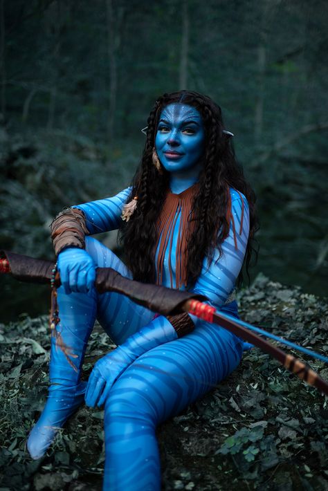 A woman dressed up as Navi from the movie Avatar Avatar Couple Costume, Avatar Costume Makeup, Avatar Navi Cosplay, Avatar Photoshoot, Men’s Avatar Costume, Avatar The Way Of Water Cosplay, Navi Cosplay, Avatar Cosplay Navi, Avatar Halloween Costumes