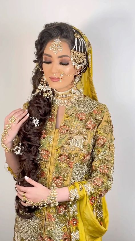 Bride Hairstyles Pakistani, Holud Hairstyles, Mehndi Bride Hairstyles, Mehndi Braid, Mehndi Bridal Look, Mehndi Bridal Makeup, Mehndi Hairstyles For Bride, Mendhi Hairstyles, Mehndi Look For Bride