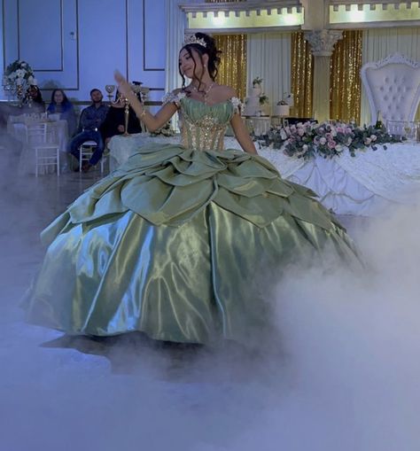 Nature Theme Quinceanera, Tiana Quince Dress, Princess And The Frog Quinceanera Theme Dress, Princess And The Frog Sweet 15, Princess And The Frog Quince Dress, Green Debut Dress, Sweet 16 Dresses Green, Light Green Quince Dress, Princess And The Frog Sweet 16 Dress