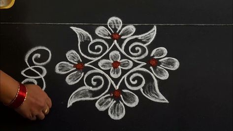 Side Rangoli Designs Easy, Side Rangoli Designs, Side Rangoli, Paneer Snacks, White Rangoli, Border Kolam, Simple And Easy Rangoli, Rangoli Designs Easy, Daily Muggulu