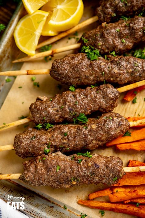 Egyptian Kofta, Kebab Ideas, Beef Kofta Recipe, Kebab Recipes Beef, Beef Kofta, Yoghurt Sauce, Kofta Recipe, Shish Kebab, Doner Kebab