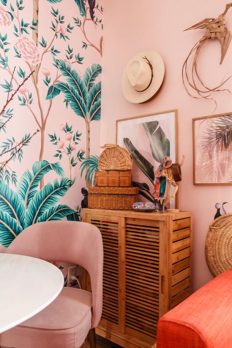 Tropical Wallpaper Living Room, Boho Office Ideas, Orange Office Decor, Orange And Teal Bedroom, Chinoiserie Office, Pink And Orange Decor, Wallpaper Home Office, Pink And Burnt Orange, Tropical Office