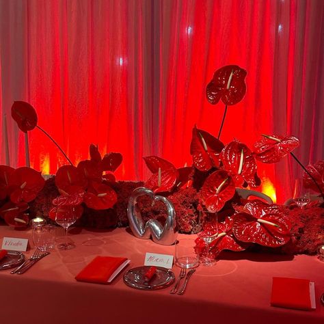 Ombré tablescape for @karlaotto & @hmbeauty . Thanks for bringing me on the project ❤️ | Instagram Red Tablescape, Red Centerpieces, Wedding Dr, Red Wedding Flowers, Tablescape Inspiration, Red Party, Red Decor, Theme Color, Mexican Wedding