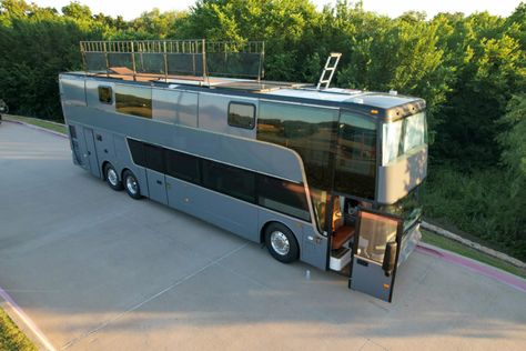 Double Decker House Bus, Double Decker Bus Conversion Tiny House, Tiny House Bus Conversion, Tiny House Caravan, Bus Motorhome Interior, Double Decker Bus Home, House Bus Interior, Camper Bus Conversion, Bus House Conversion