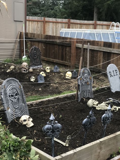 Graveyard in the garden Graveyard Garden, Haunted Graveyard, Halloween Graveyard, Haunted Forest, Halloween Garden, Forest Decor, Garden Boxes, Garden Bed, Halloween Decoration