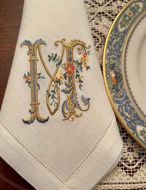 Istoria Artei, Linen Dinner Napkins, Linen Press, Monogrammed Napkins, Front Porch Christmas Decor Ideas, Porch Christmas Decor Ideas, Porch Christmas Decor, Front Porch Christmas, Christmas Decor Ideas Diy