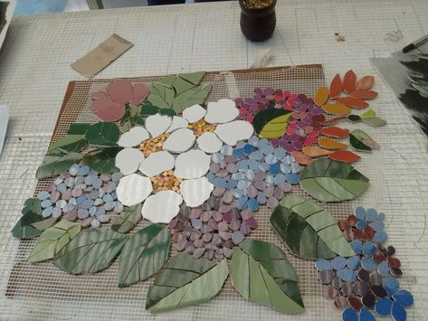 Mosaic Art Diy, Mosaic Pots, Mosaic Art Projects, Floral Mosaic, Mosaic Tile Art, Glass Mosaic Art, Mosaic Flowers, Painting Glassware, Concrete Art