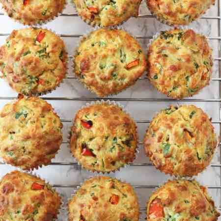 Delicious savoury muffins packed full of vegetables like spinach and peppers; perfect for a family lunch or a kids afternoon snack! Spinach Muffins, Healthy Afternoon Snacks, Healthy Lunches For Kids, Savory Muffins, Fussy Eaters, Easy Meals For Kids, God Mat, Spinach Recipes, Spinach And Cheese