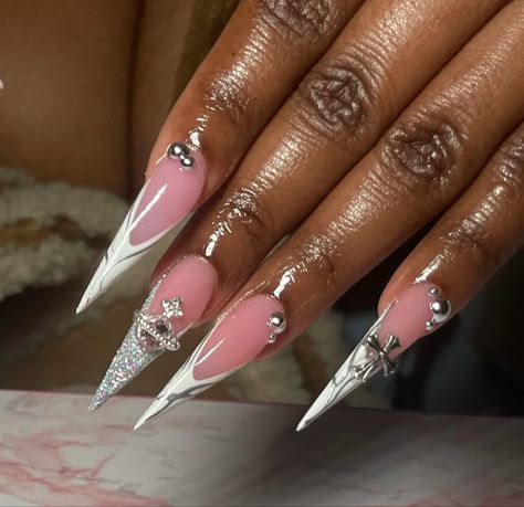 Birthday Nails Stiletto Medium, Stilleto Birthday Nails Designs, Stellio Nails Designs, Christmas Stiletto Nails Designs, Birthday Nails Stiletto Long, Pink Stilletos Nails, Baddie Stiletto Nails, Steletoes Nails Christmas, Stiletto Birthday Nails