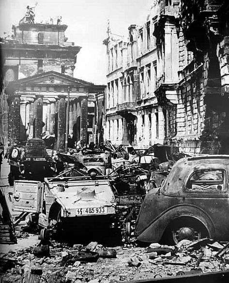 Berlin 1945, Germany Ww2, Let's Make Art, Warring States Period, Brandenburg Gate, Wwii Photos, German Uniforms, Berlin Wall, German Army