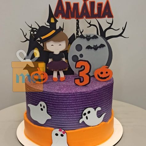 Topo de bolo no tema Halloween para os 3 aninhos da Amália 😍😍 Bolo lindo @julianabarroscba Faça seu orçamento via WhatsApp (65) 9 9971-9797 . Não colocamos valores em postagem. . Monte Arte - Simplifique sua festa 🎂 #montearte #festasinfantiscuiaba #festascuiaba #festanacaixa #soumbolinho #aniversário #festacuiaba #cuiabá #cuiabrasa #mesversario #festas #festa #topodebolo #topo #topper #topperdebolo #cursosilhouette Bolo Tema Halloween, Bolo Halloween Infantil, Postres Halloween, Recetas Halloween, Fiesta Halloween, Monster Birthday Party, Bolo Minnie, Monster Birthday Parties, Monster Birthday