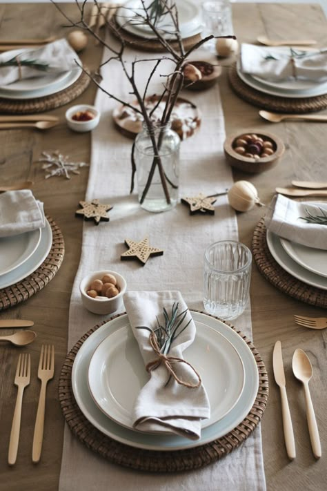 red and green table setting for Christmas White Table Cloth Christmas Setting, Minimal Christmas Table Setting, Simple Christmas Place Settings, Natural Christmas Tablescapes, Minimalist Christmas Table Setting Ideas, Christmas Table Napkin Ideas, Dinner Table Christmas Decorations, Winter Tablescape Ideas, Christmas Table Settings Ideas Simple