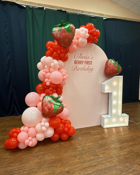 Berry first birthday 🍓 #firstbirthday #dfwballoons #firstbirthdaytheme #berryfirstbirthday #dfw #dfwpartyrentals #dfwpartydecor #dfwballoonartist #balloongarland Berry First Birthday Balloon Garland, Berry First Birthday Backdrop, Berry First Birthday Decorations, Baby Shower Girl Gifts Basket, My Berry First Birthday, Strawberry Shortcake Birthday Cake, Berry Birthday, Sweet Baby Shower Ideas, Baby First Birthday Themes