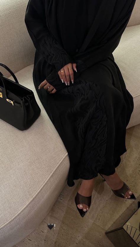 Black Abaya Aesthetic, Black Abaya Outfit, Arab Fashion Modern, Qatar Abaya, Black Hijabi Girl, Abaya Aesthetic, Abaya Girl, Jalabia Styles, Hijabista Fashion